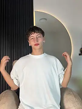 ARON LUXX online show from February 2026 03:10:01 AM