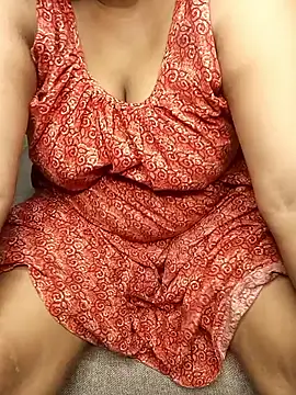 R Queen online show from April 2026 02:01:02 PM