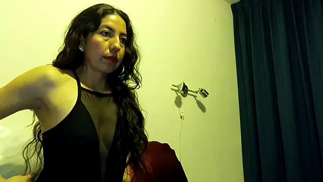 LunaLatinaa online show from February 2026 05:16:02 PM