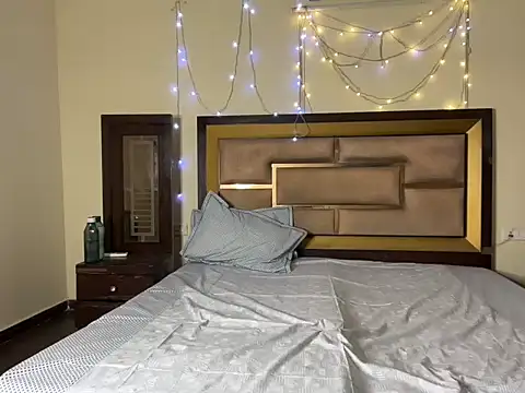 Hersheykaur online show from May 2026 02:44:01 PM