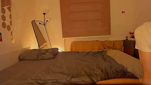 Snapshot of CalmFever chatting on February 2026 03:08:01 PM CalmFever online show from February 2026 03:08:01 PM