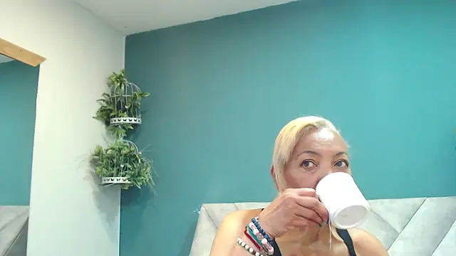 Snapshot of AmelieLux chatting on March 2026 05:18:01 PM AmelieLux online show from March 2026 05:18:01 PM