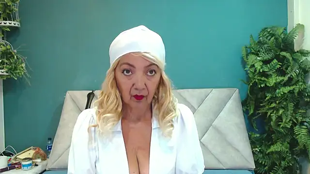 Snapshot of AmelieLux chatting on April 2026 04:23:01 PM AmelieLux online show from April 2026 04:23:01 PM