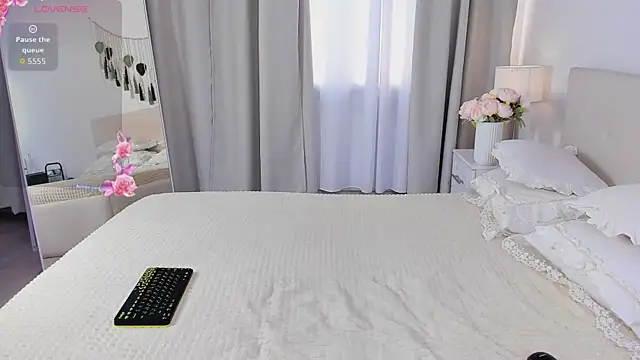 Amina Youn online show from May 2026 12:23:01 PM