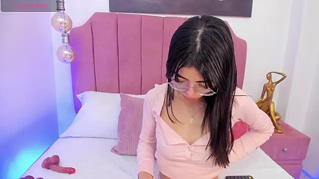 Mia Naive online show from June 2026 12:04:02 PM