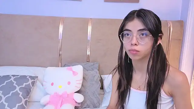 Mia Naive online show from June 2026 12:53:02 PM