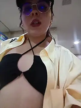 Yulska online show from April 2026 09:35:01 PM