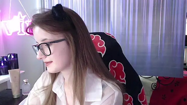 Snapshot of LunaXcherry chatting on June 2026 04:44:01 PM LunaXcherry online show from June 2026 04:44:01 PM
