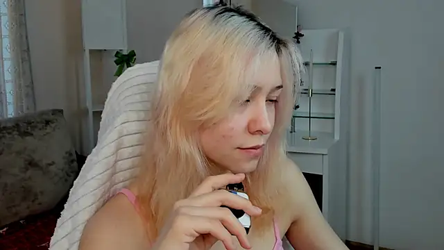 Snapshot of EmilyTrase chatting on April 2026 01:25:01 AM EmilyTrase online show from April 2026 01:25:01 AM