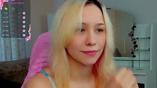 Snapshot of EmilyTrase chatting on May 2026 01:13:02 AM EmilyTrase online show from May 2026 01:13:02 AM