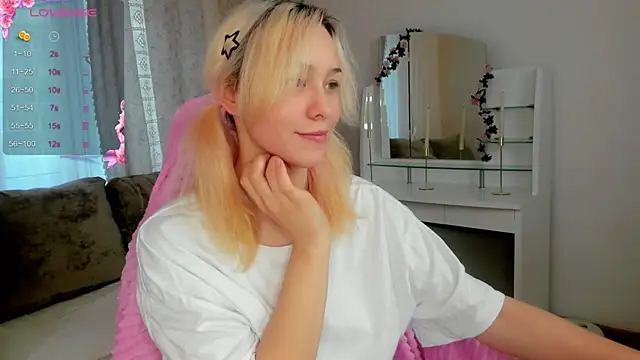 Snapshot of EmilyTrase chatting on May 2026 01:14:01 AM EmilyTrase online show from May 2026 01:14:01 AM