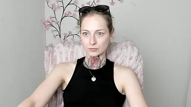 Snapshot of Esmi_Winter chatting on June 2026 11:04:01 AM Esmi Winter online show from June 2026 11:04:01 AM