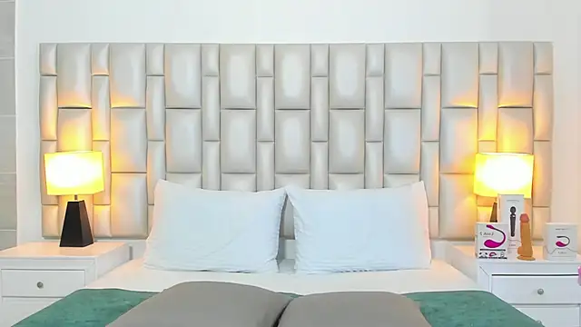 paola katy dicks online show from October 2025 07:59:01 PM