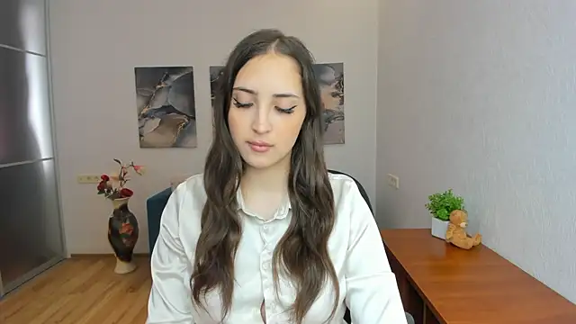 Effy Royse online show from June 2026 07:02:01 AM