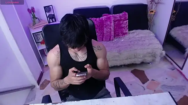 Snapshot of IanWest_ chatting on April 2026 12:00:02 PM IanWest online show from April 2026 12:00:02 PM