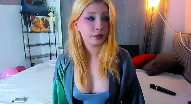 Snapshot of WarmAtEdges chatting on February 2026 02:07:01 PM WarmAtEdges online show from February 2026 02:07:01 PM