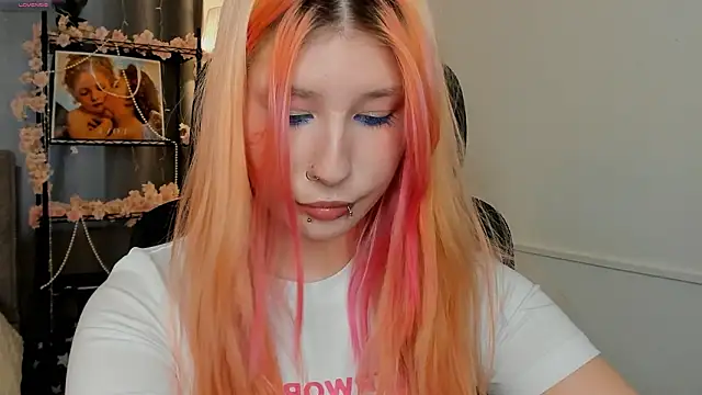 Snapshot of WarmAtEdges chatting on March 2026 02:39:02 PM WarmAtEdges online show from March 2026 02:39:02 PM