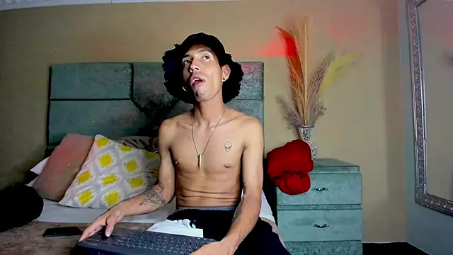 NoaahTylor online show from May 2026 03:25:02 AM