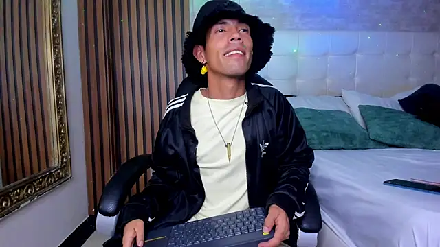 NoaahTylor online show from May 2026 04:18:02 AM