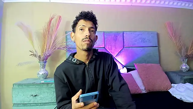 NoaahTylor online show from June 2026 04:02:01 AM