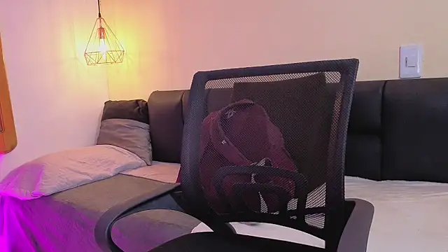 Hanna Williams   online show from March 2026 08:30:01 PM