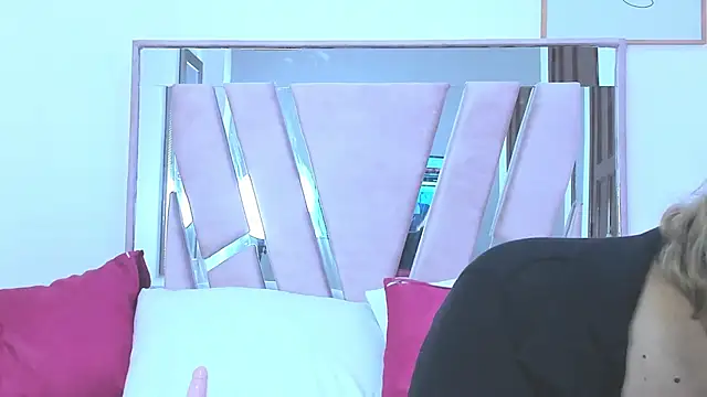 Snapshot of DariaLuca chatting on March 2026 11:43:02 AM DariaLuca online show from March 2026 11:43:02 AM