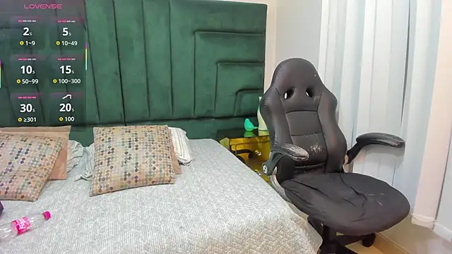 Snapshot of CatalinaBlaze chatting on April 2026 01:58:02 AM CatalinaBlaze online show from April 2026 01:58:02 AM