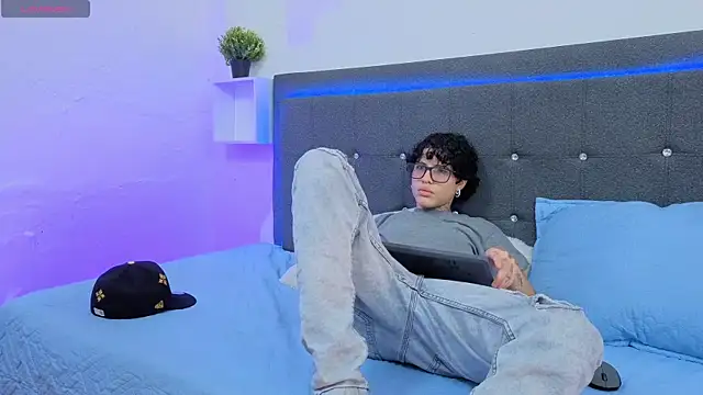 Snapshot of Ale_cuzz chatting on February 2026 02:03:01 PM Ale cuzz online show from February 2026 02:03:01 PM