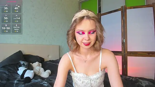 Snapshot of GlitchyDolly chatting on May 2026 04:30:01 AM GlitchyDolly online show from May 2026 04:30:01 AM