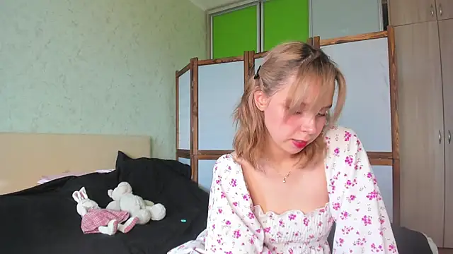 Snapshot of GlitchyDolly chatting on May 2026 03:57:01 AM GlitchyDolly online show from May 2026 03:57:01 AM