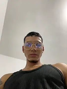 Thiagoo2331 online show from April 2026 05:18:02 AM