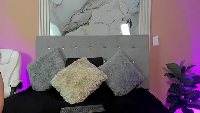 Snapshot of Ivy_Heat chatting on April 2026 01:52:02 AM Ivy Heat online show from April 2026 01:52:02 AM