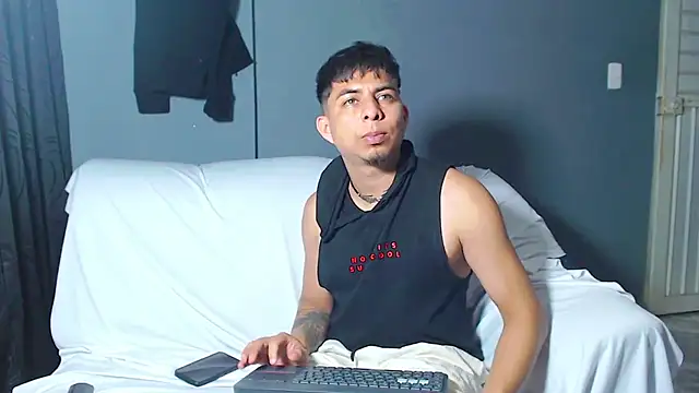 Snapshot of polloCol4U chatting on March 2026 12:17:02 AM polloCol4U online show from March 2026 12:17:02 AM