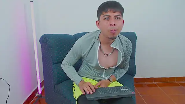 Snapshot of polloCol4U chatting on April 2026 04:13:02 AM polloCol4U online show from April 2026 04:13:02 AM