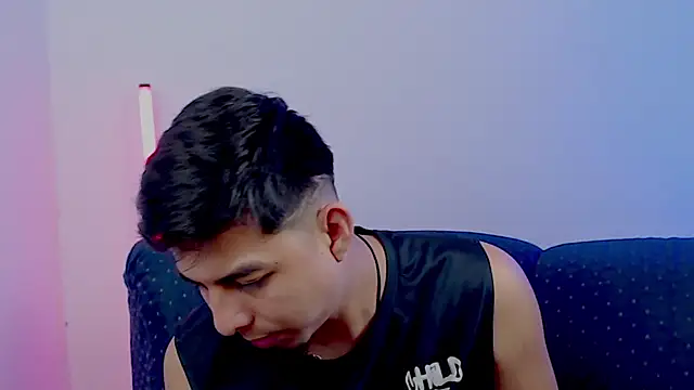 Snapshot of polloCol4U chatting on April 2026 04:23:02 AM polloCol4U online show from April 2026 04:23:02 AM