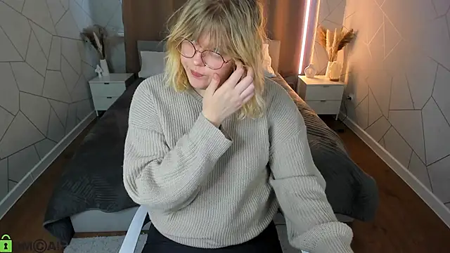 Snapshot of luna_c0ra chatting on April 2026 01:06:02 AM luna c0ra online show from April 2026 01:06:02 AM