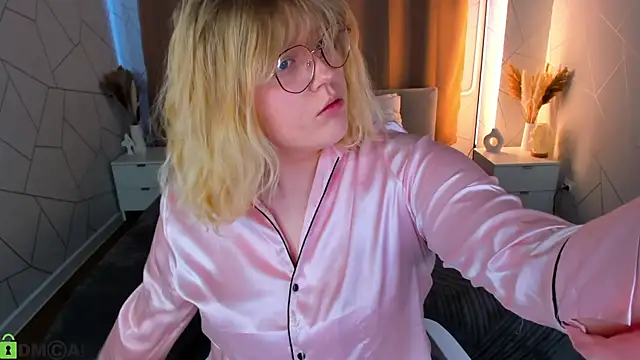 Snapshot of luna_c0ra chatting on April 2026 01:03:01 AM luna c0ra online show from April 2026 01:03:01 AM