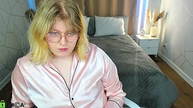 Snapshot of luna_c0ra chatting on April 2026 01:05:02 AM luna c0ra online show from April 2026 01:05:02 AM