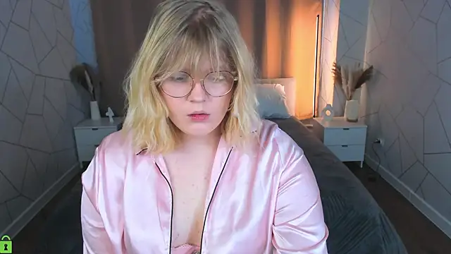 Snapshot of luna_c0ra chatting on April 2026 01:11:01 AM luna c0ra online show from April 2026 01:11:01 AM