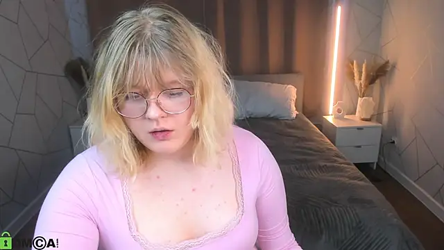 Snapshot of luna_c0ra chatting on April 2026 01:10:01 AM luna c0ra online show from April 2026 01:10:01 AM