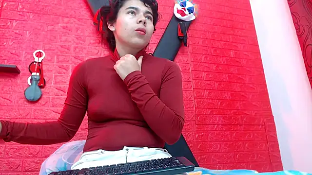 Snapshot of skinnysexy18 chatting on February 2026 01:32:02 PM skinnysexy18 online show from February 2026 01:32:02 PM