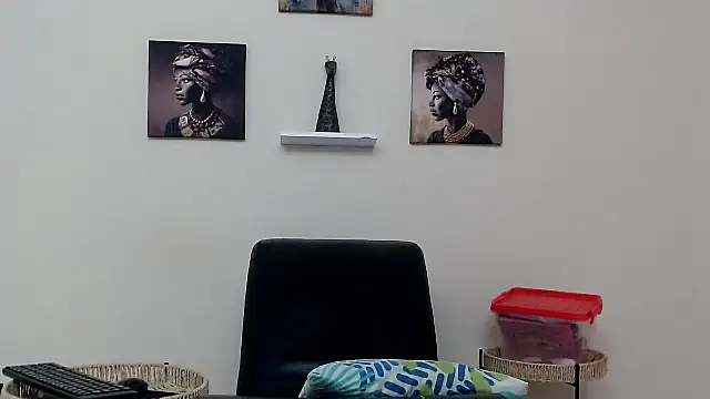 Snapshot of skinnysexy18 chatting on April 2026 01:25:01 AM skinnysexy18 online show from April 2026 01:25:01 AM