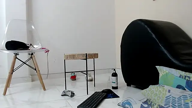 Snapshot of skinnysexy18 chatting on April 2026 04:46:01 AM skinnysexy18 online show from April 2026 04:46:01 AM