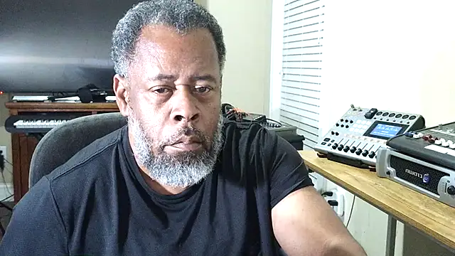 Snapshot of Cleozevo1961 chatting on August 2026 03:08:02 AM Cleozevo1961 online show from August 2026 03:08:02 AM