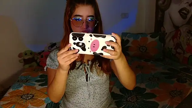 Snapshot of chloe_roxy chatting on April 2026 04:01:01 AM chloe roxy online show from April 2026 04:01:01 AM