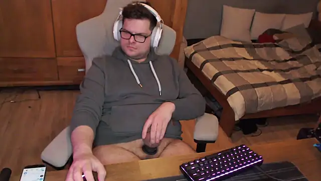 Whyteshadow4235 online show from February 2026 10:38:01 PM