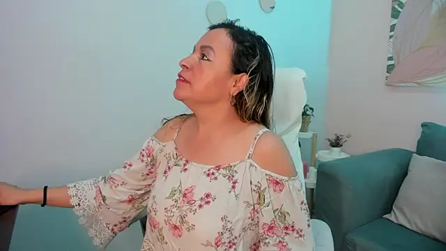 Snapshot of Ivonne_4 chatting on April 2026 12:28:01 PM Ivonne 4 online show from April 2026 12:28:01 PM