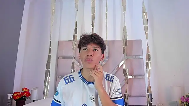 Angel Lux online show from April 2026 07:22:01 PM