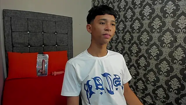 Snapshot of Little_Twink19x chatting on June 2026 07:19:02 PM Little Twink19x online show from June 2026 07:19:02 PM