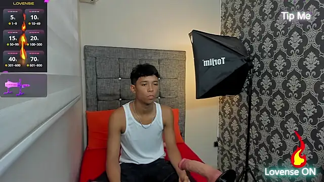 Snapshot of Little_Twink19x chatting on June 2026 07:34:02 PM Little Twink19x online show from June 2026 07:34:02 PM